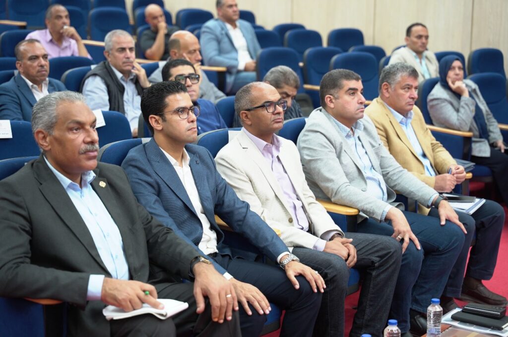 لقاء وزير الإسكان ومحافظ مطروح مع رؤساء القطاعات بالوزارة