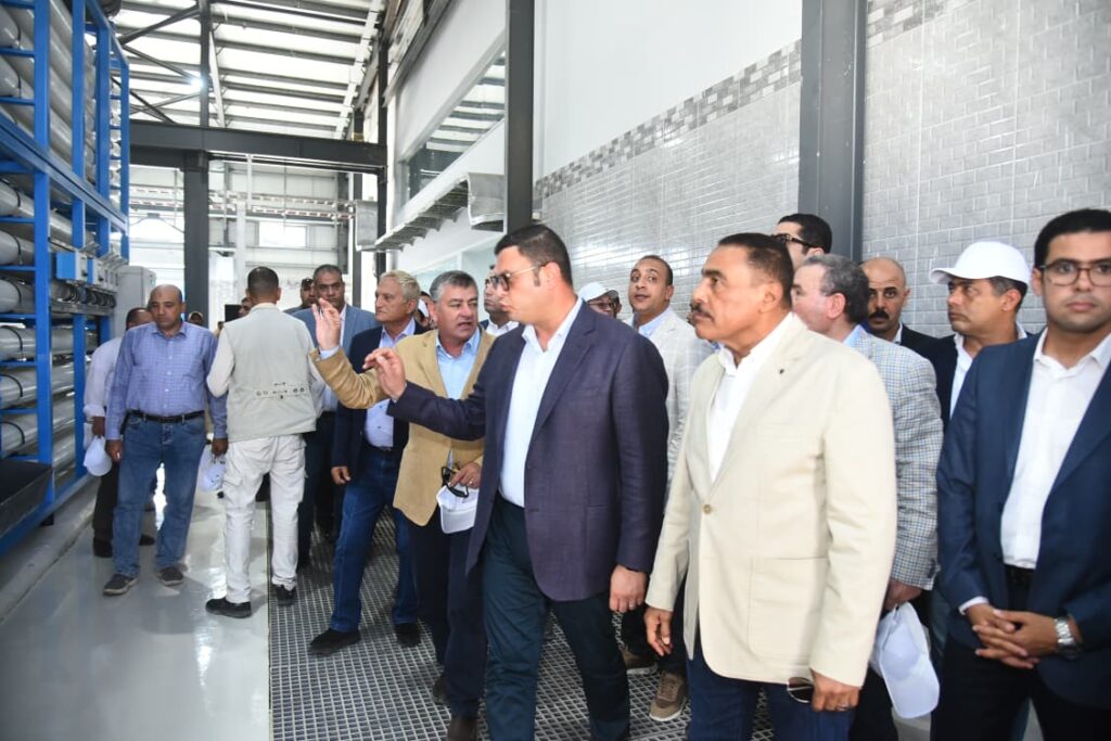 وزير الإسكان ومحافظ مطروح خلال زيارة محطة تحلية الرميلة