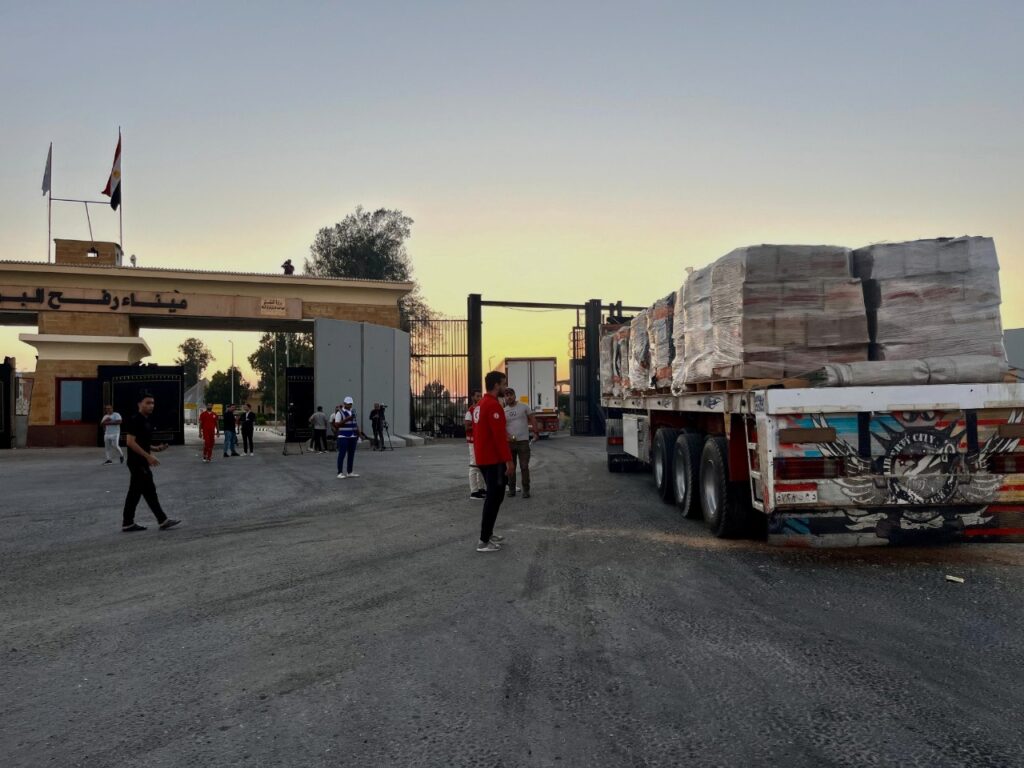 جانب من دخول المساعدات عبر بوابة معبر رفح البري