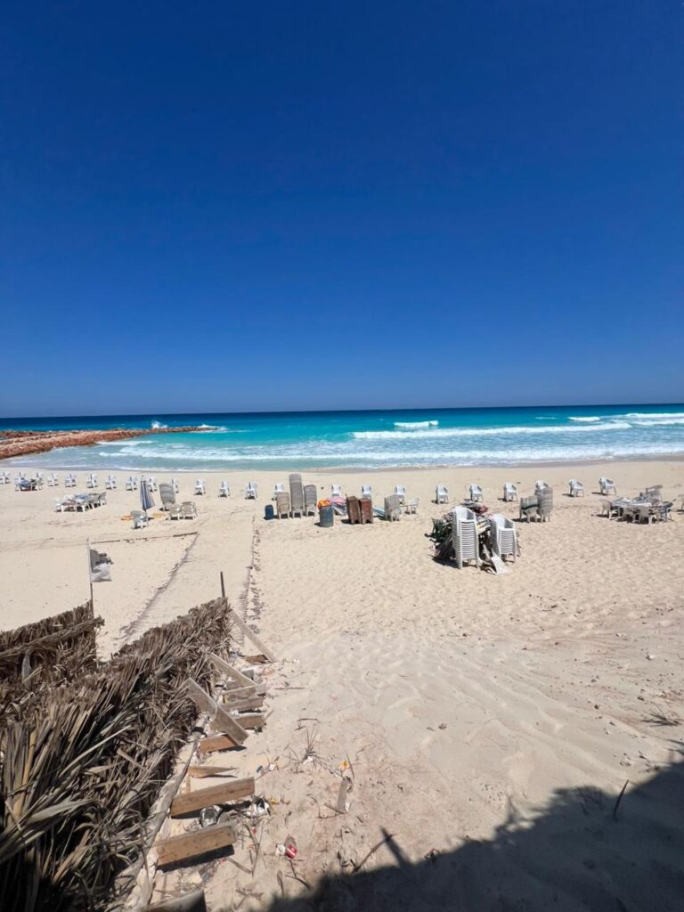 إرتفاع الأمواج علي شواطئ البحر المفتوح وغلق الشواطئ وطُرقها بمرسى مطروح