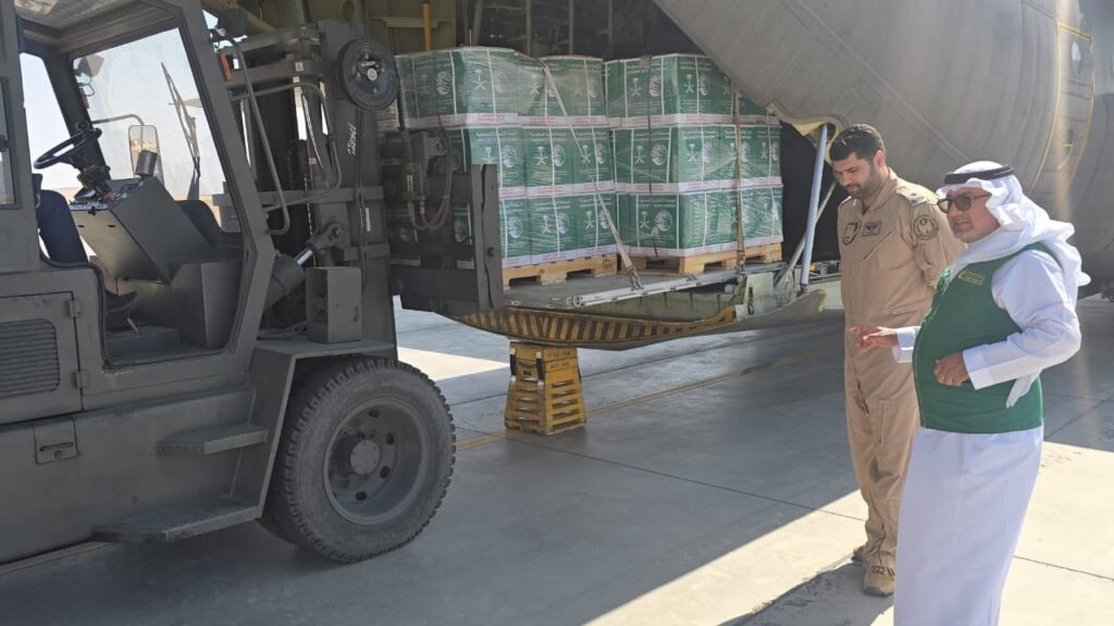 جانب من وصول طائرة سعودية تحمل مساعدات في مطار العريش الدولي