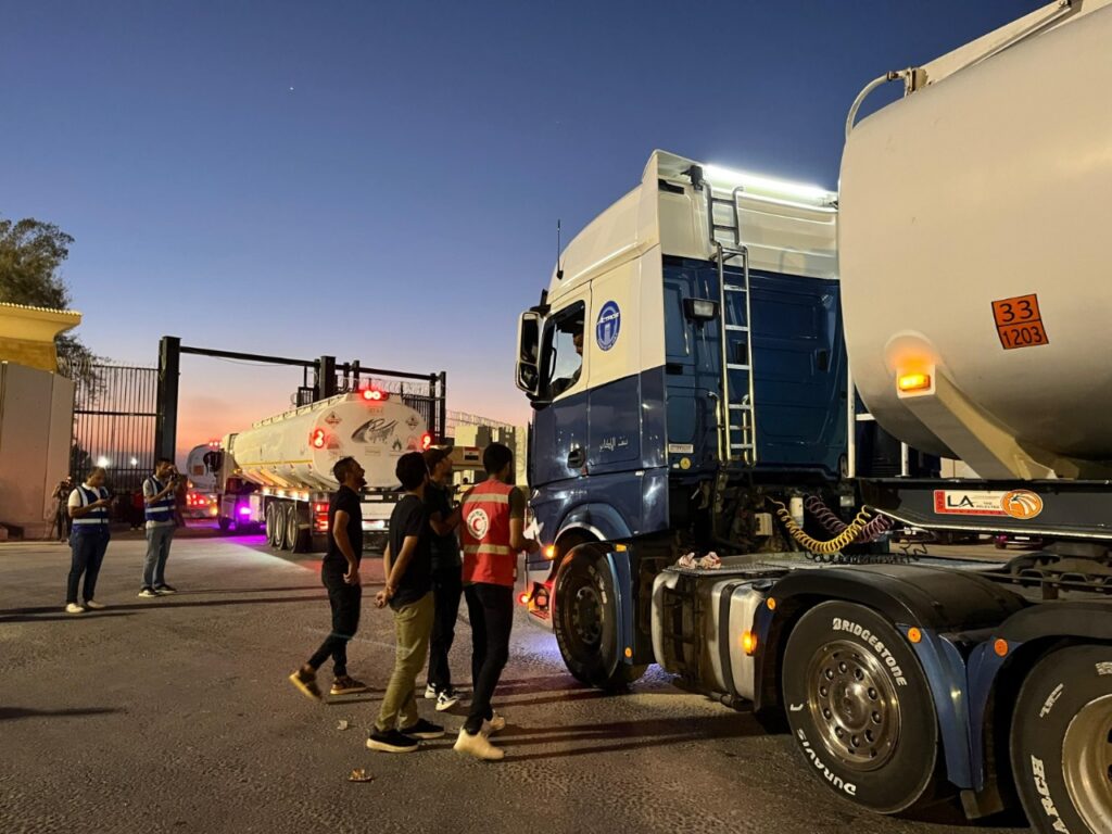 جانب من دخول شاحنات الوقود عبر بوابة معبر رفح البري