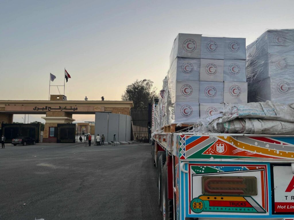 جانب من دخول المساعدات عبر بوابة معبر رفح البري