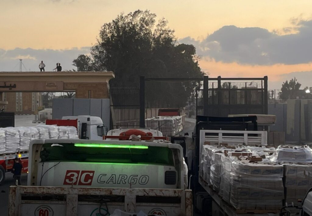 جانب من دخول المساعدات الإنسانية عبر بوابة معبر رفح البري