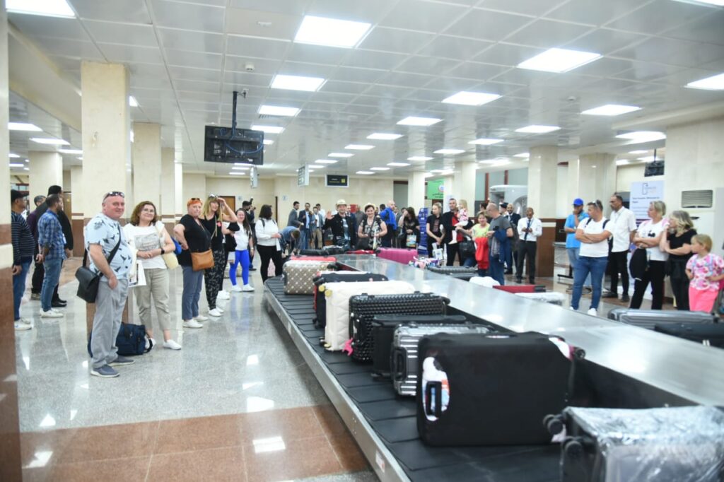 مطار مطروح الدولي خلال استقبال سياح أجانب من أوروبا