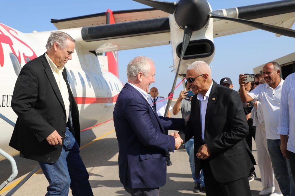 لحظة استقبال وفد أمريكي رفيع المستوى بمطار العريش الدولي