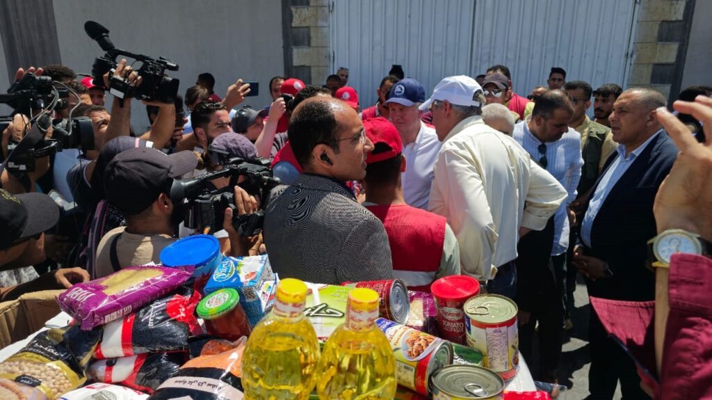 جانب من تفقد الوفد الأمريكي مخازن الهلال الأحمر المصري بالعريش