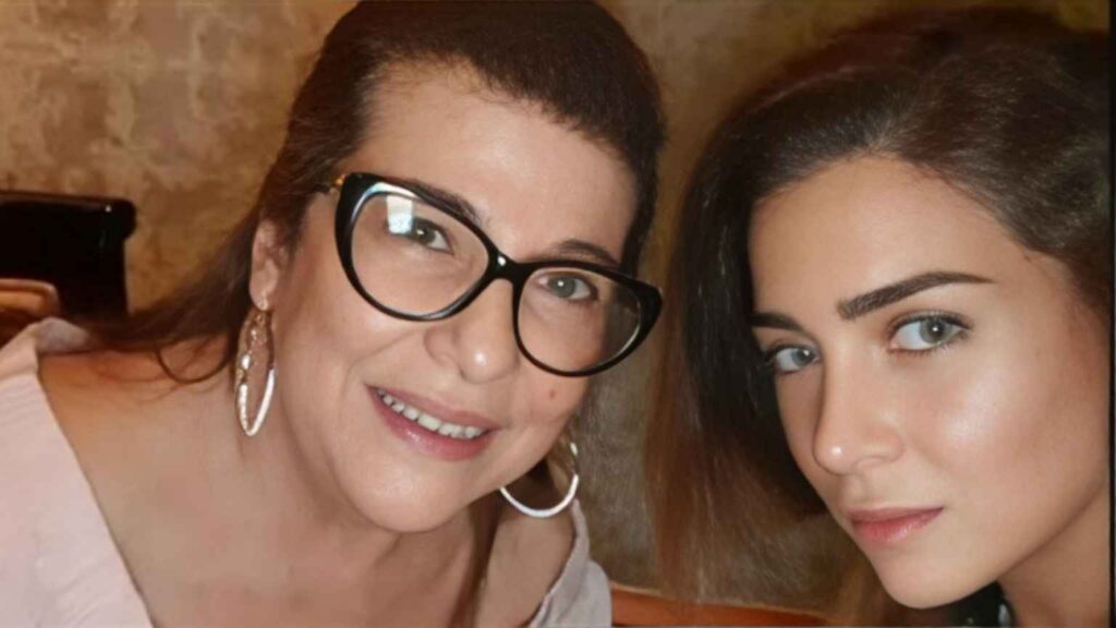 الفنانة مي عز الدين ووالدتها