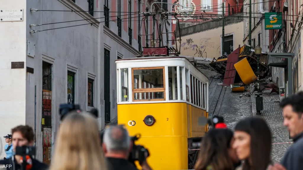 مأساة في لشبونة بسبب انقلاب الترام الكهربائي