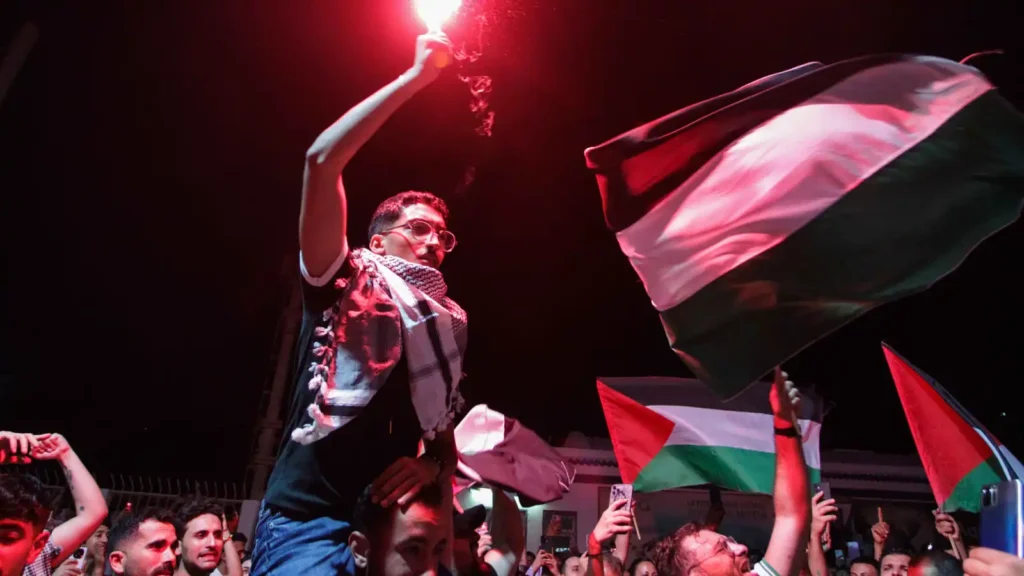 تونسيون مؤيدون للأسطول في ميناء سيدي بوسعيد