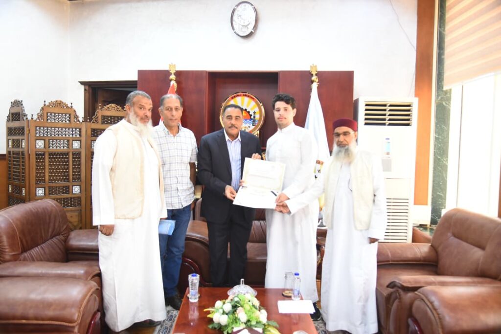 محافظ مطروح خلال استقباله الشاب الأمين وتكريمة بمكتبة