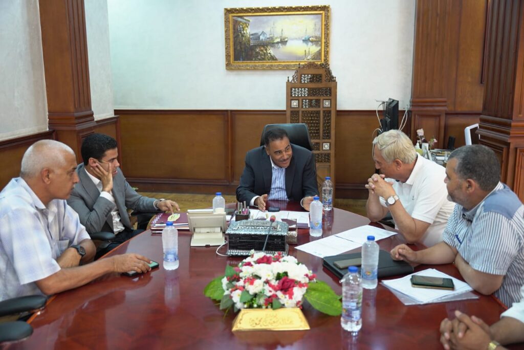 محافظ مطروح ونائب المحافظ خلال لقاء مع رئيس شركة مياه الشرب بمحافظة مطروح