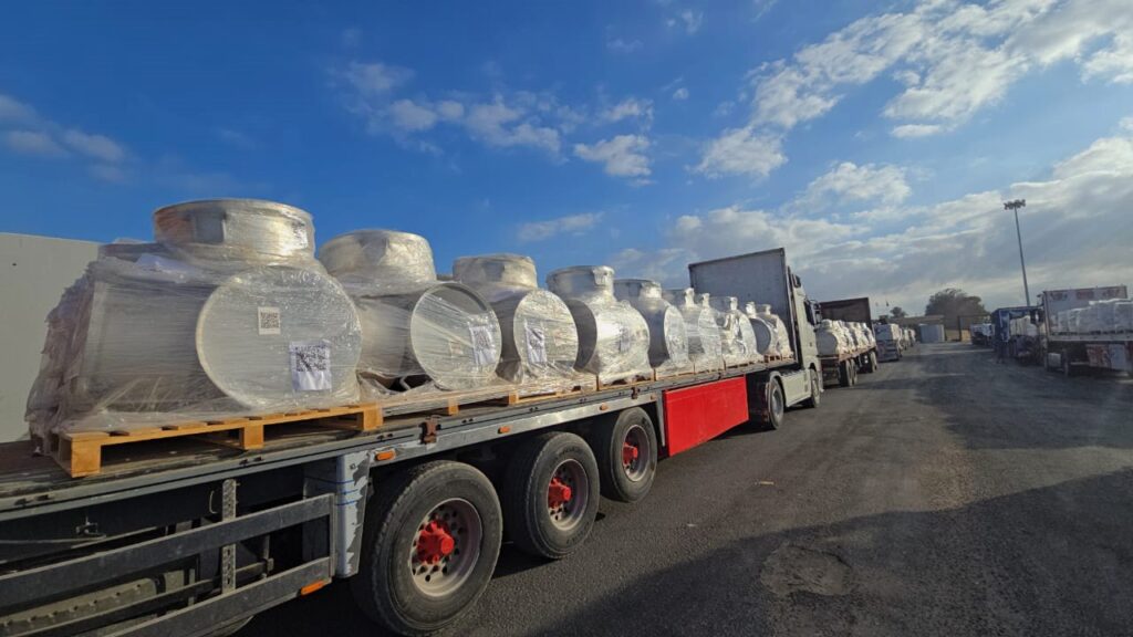 صورة حصرية لدخول شاحنات أواني الطهي من معبر رفح البري