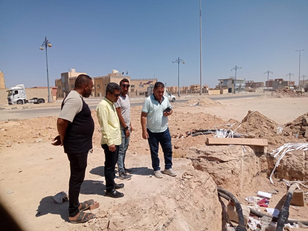 خلال متابعة رئيس مدينة مرسى مطروح تركيب كابل الكهرباء العمومى لإنارة مدخل المدينة