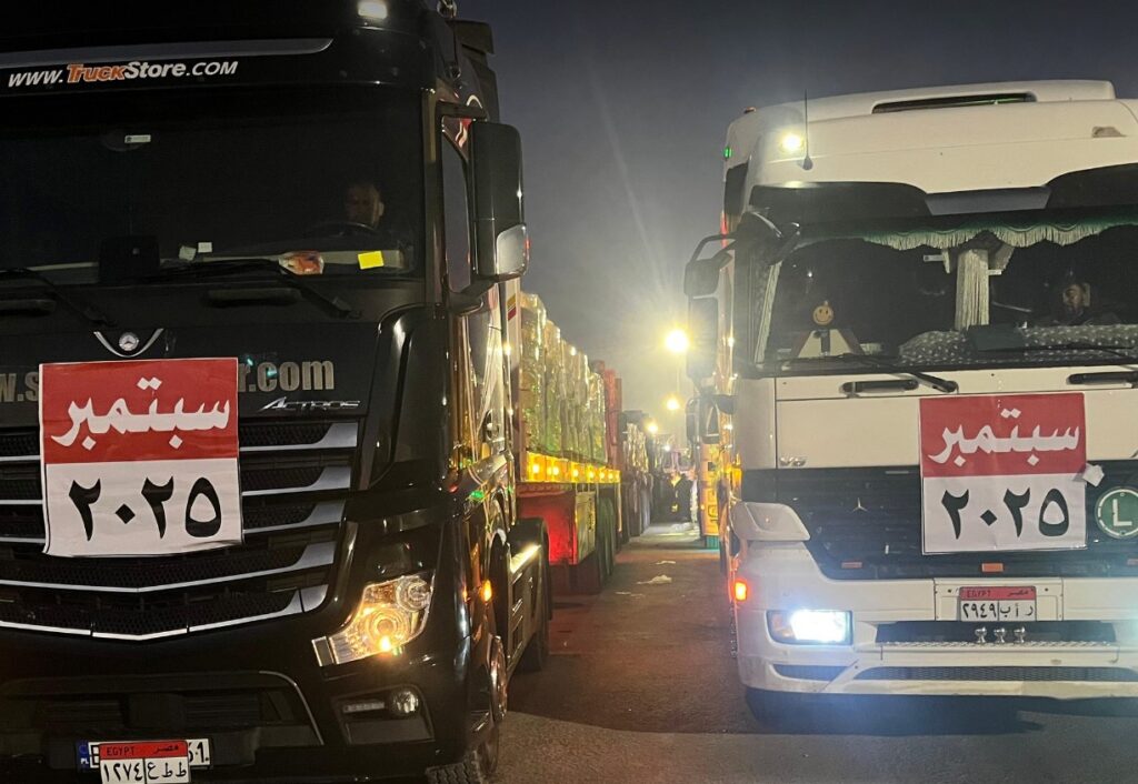 جانب من اصطفاف الشاحنات عند معبر رفح البري
