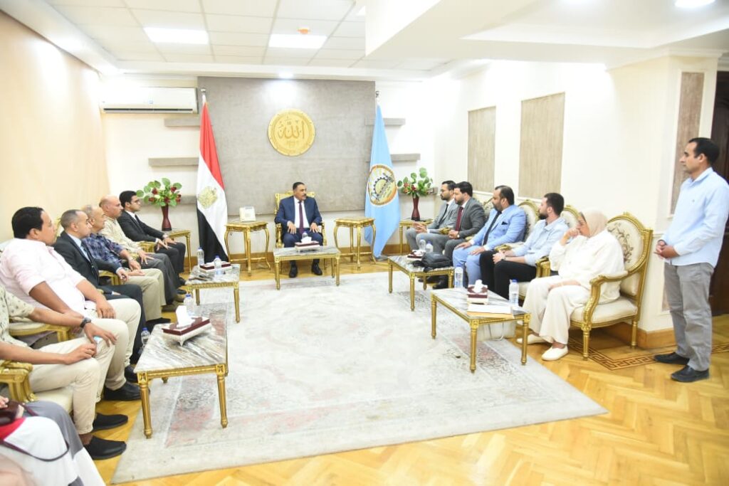 خلال تكريم محافظ مطروح  الأطباء والتمريض المشاركين في علاج حالات حادث قطار الضبعة