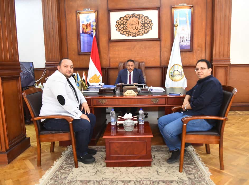 اللواء خالد شعيب محافظ مطروح خلال لقائه مدير مركز القلب واستشارة جراحات القلب بمكتبه بمحافظة مطروح