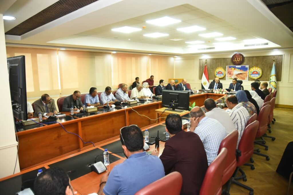 محافظ مطروح خلال لقائه مع وفد هيئة الإستثمار