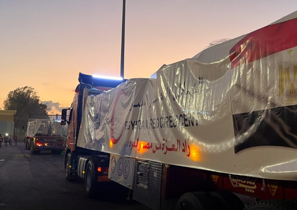 جانب من دخول شاحنات المساعدات الإنسانية عبر بوابة معبر رفح المصري