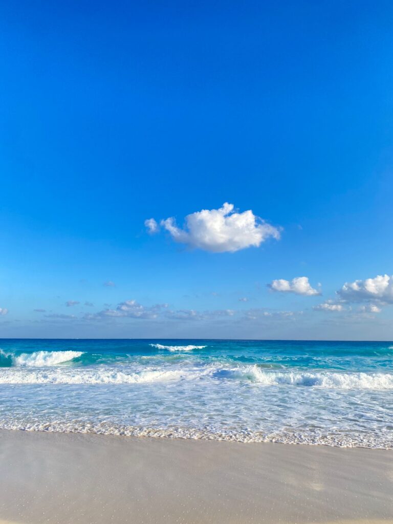 إرتفاع الأمواج علي شواطئ البحر المفتوح في مرسى مطروح