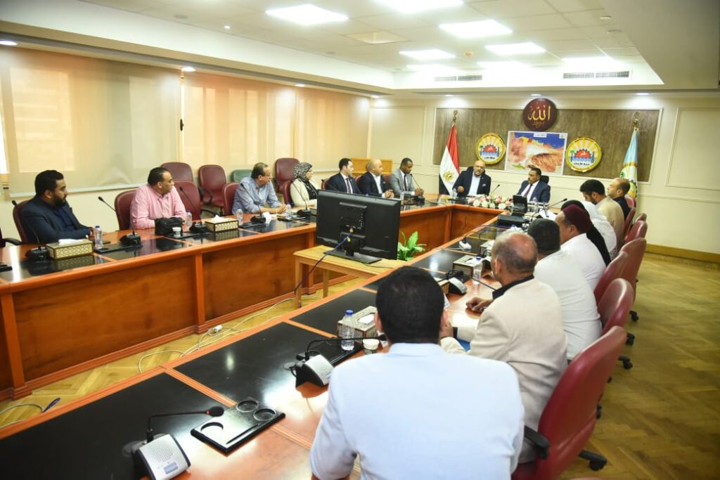 محافظ مطروح تبحث فرص الاستثمار مع عمد ومشايخ القبائل لجذب المستثمرين