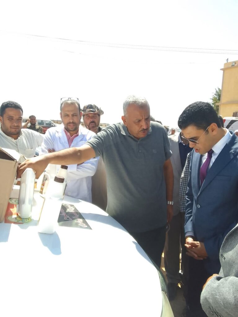 نائب محافظ مطروح خلال متابعة فعاليات القافلة البيطرية بقرية الزويدة براني غرب مطروح