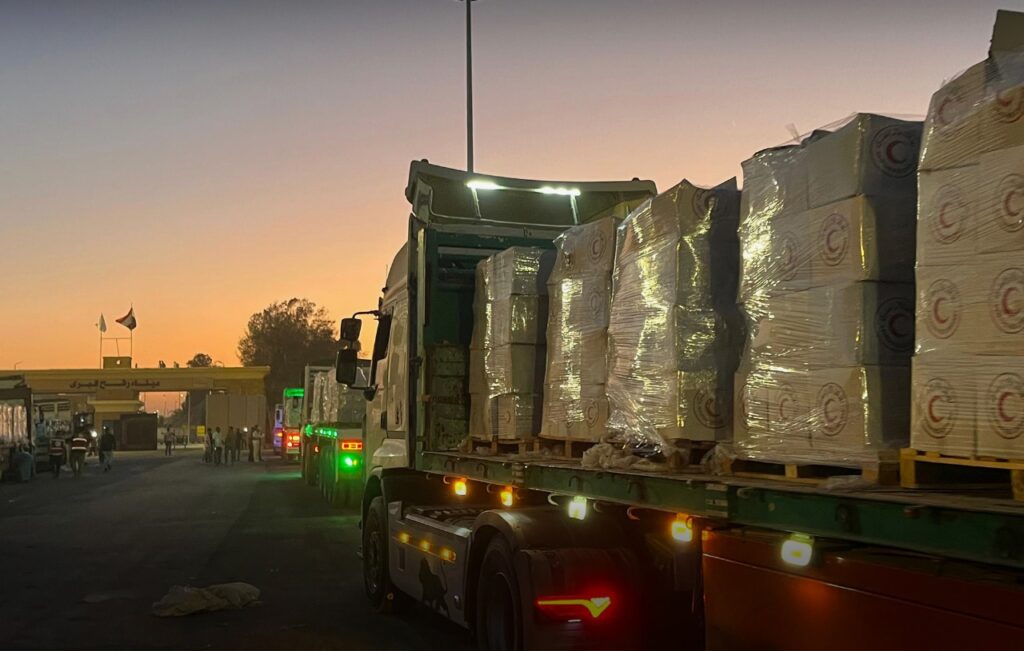 جانب من دخول المساعدات الإنسانية عبر بوابة معبر رفح البري