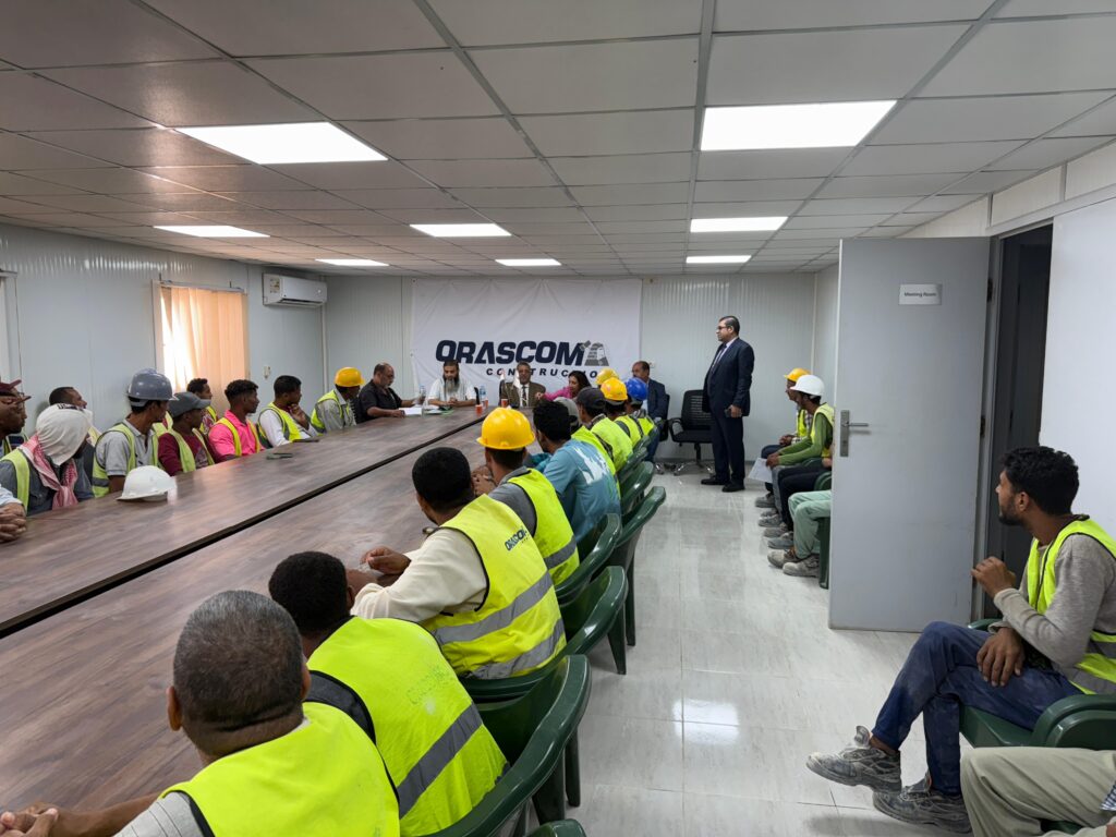 الناجحين من العمال خلال تسليمهم شهادات محو الأمية بمطروح