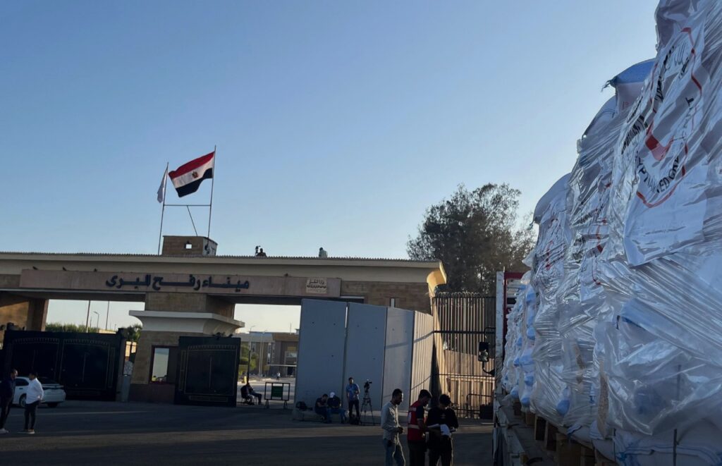 جانب من دخول المساعدات الإنسانية من بوابة معبر رفح البري