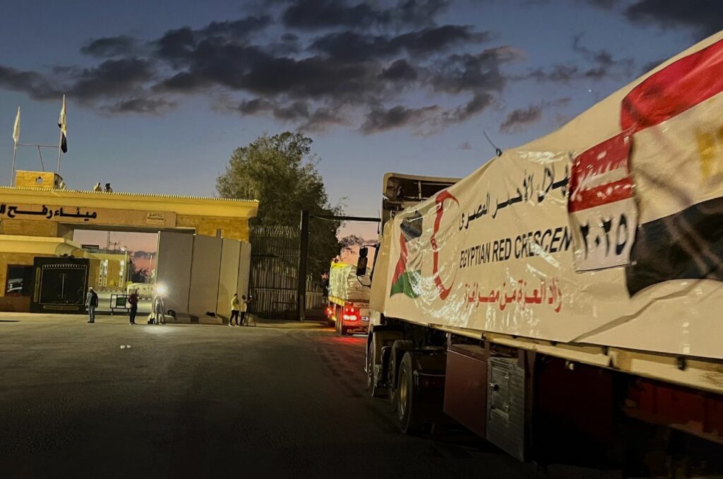 جانب من دخول شاحنات المساعدات من معبر رفح البري