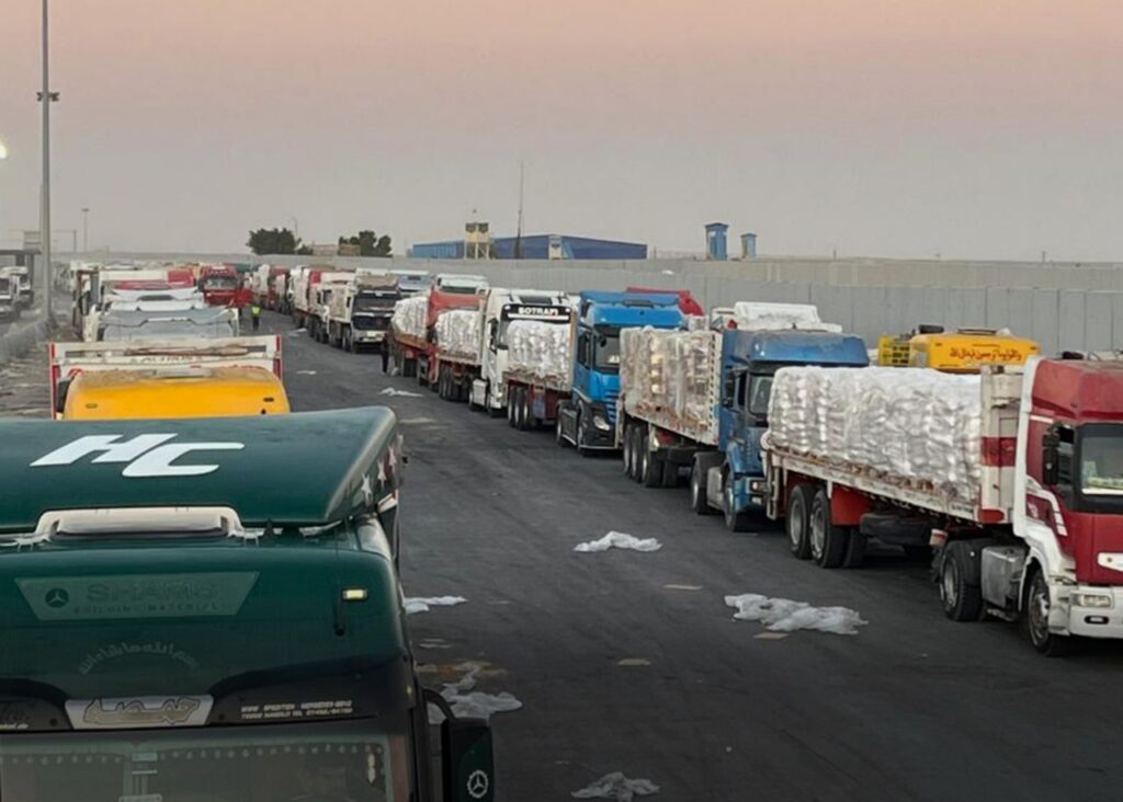 جانب من اصطفاف شاحنات المساعدات للدخول إلى معبر رفح البري