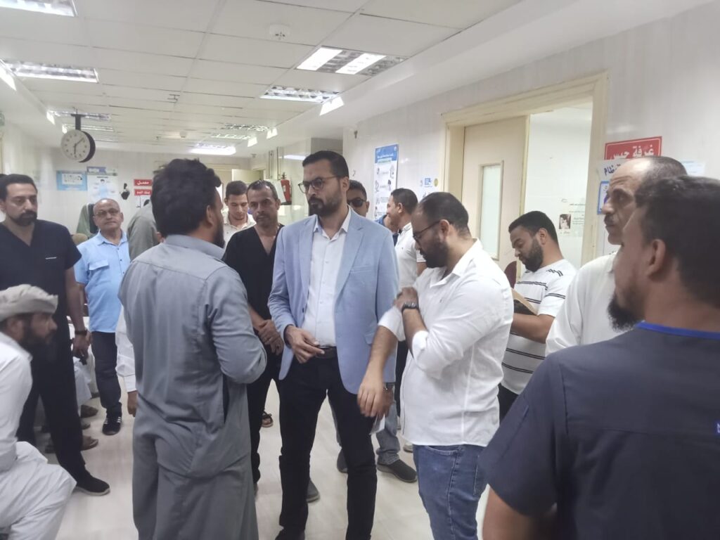 وكيل وزارة الصحة بمطروح مع أطقم الأطباء والتمريض خلال متابعة مستشفى سيوة المركزي