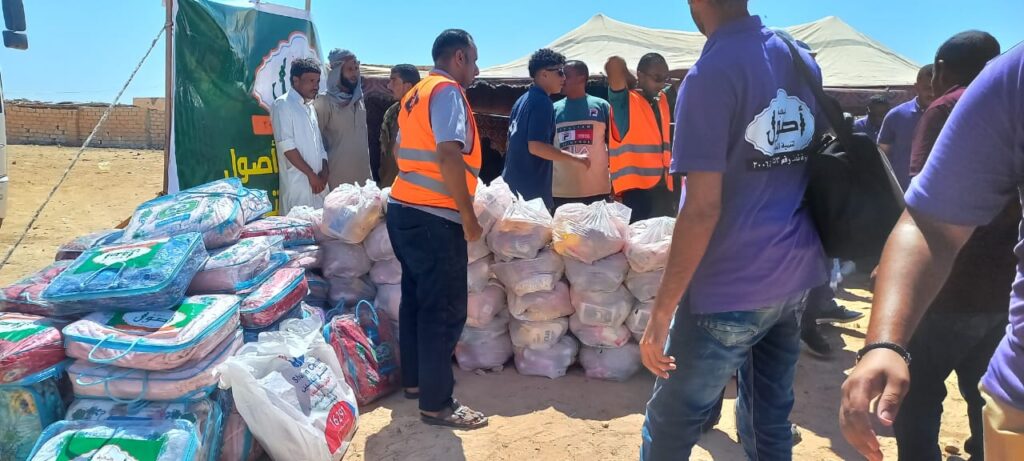 خلال توزيع المواد الغذائية والماعز علي أهالي سيدي براني غرب مطروح