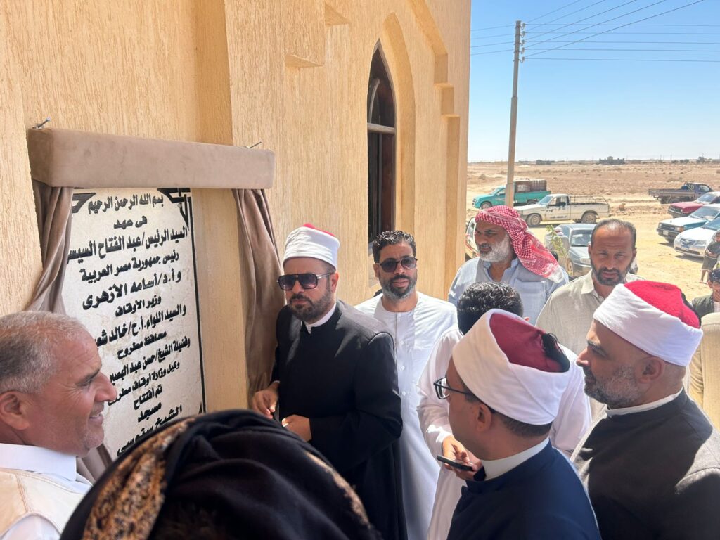 قيادات أوقاف مطروح مع أهالي حبلي خلال افتتاح مسجد الشيخ سنوسي