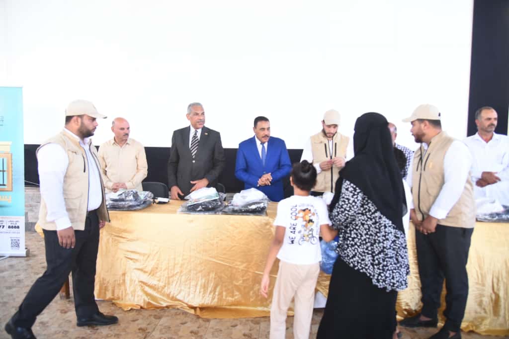 خلال توزيع شنط المدارس علي الأيتام في مطروح بحضور المحافظ