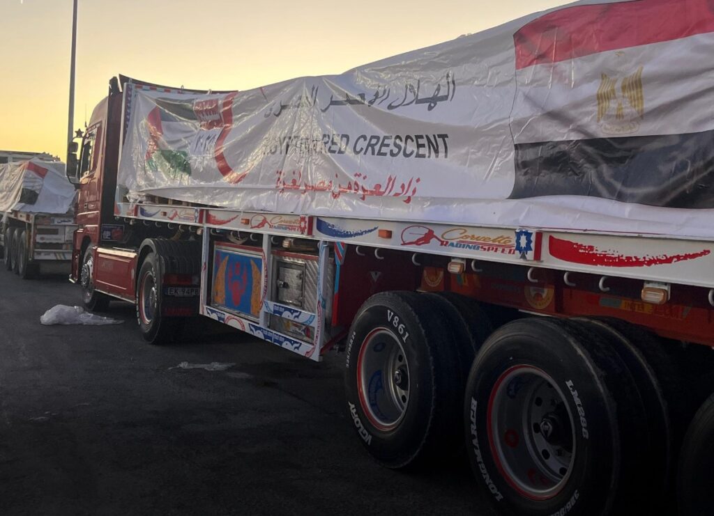 جانب من عبور شاحنات المساعدات من معبر رفح البري