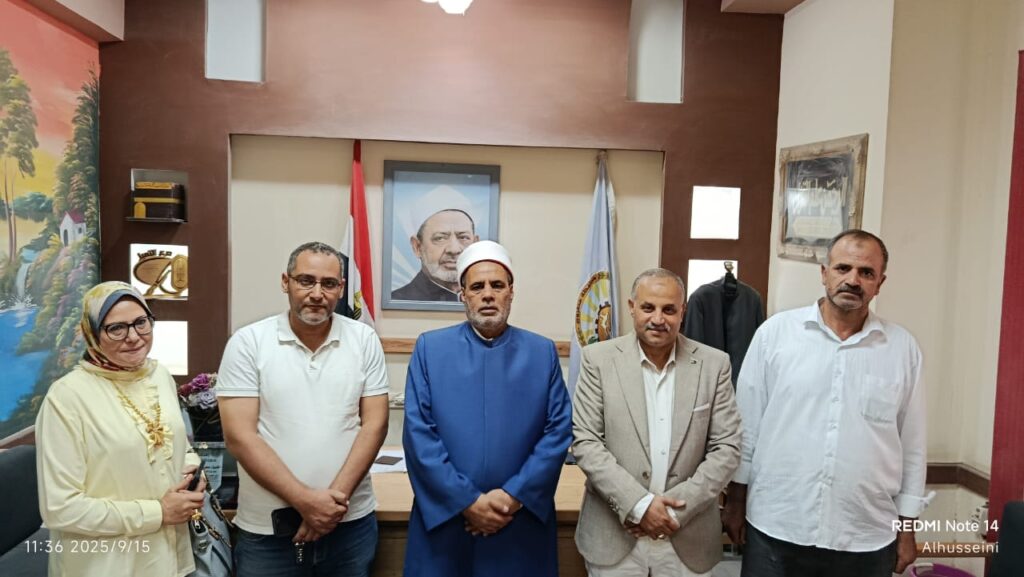 رئيس منطقة مطروح الأزهرية خلال لقائه وفد هيئة البريد المصرية