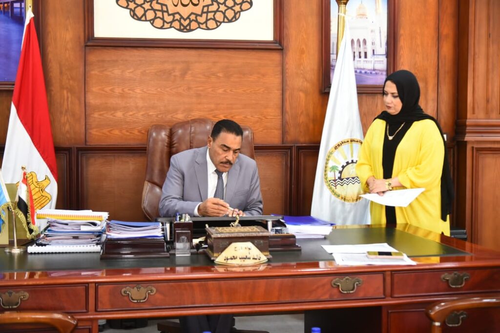 وكيل وزارة التربية والتعليم خلال عرض التنسيق علي محافظ مطروح لاعتماده