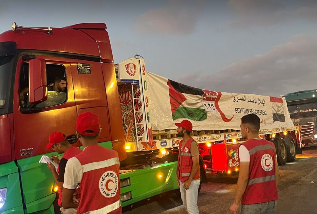 جانب من دخول المساعدات من معبر رفح البري