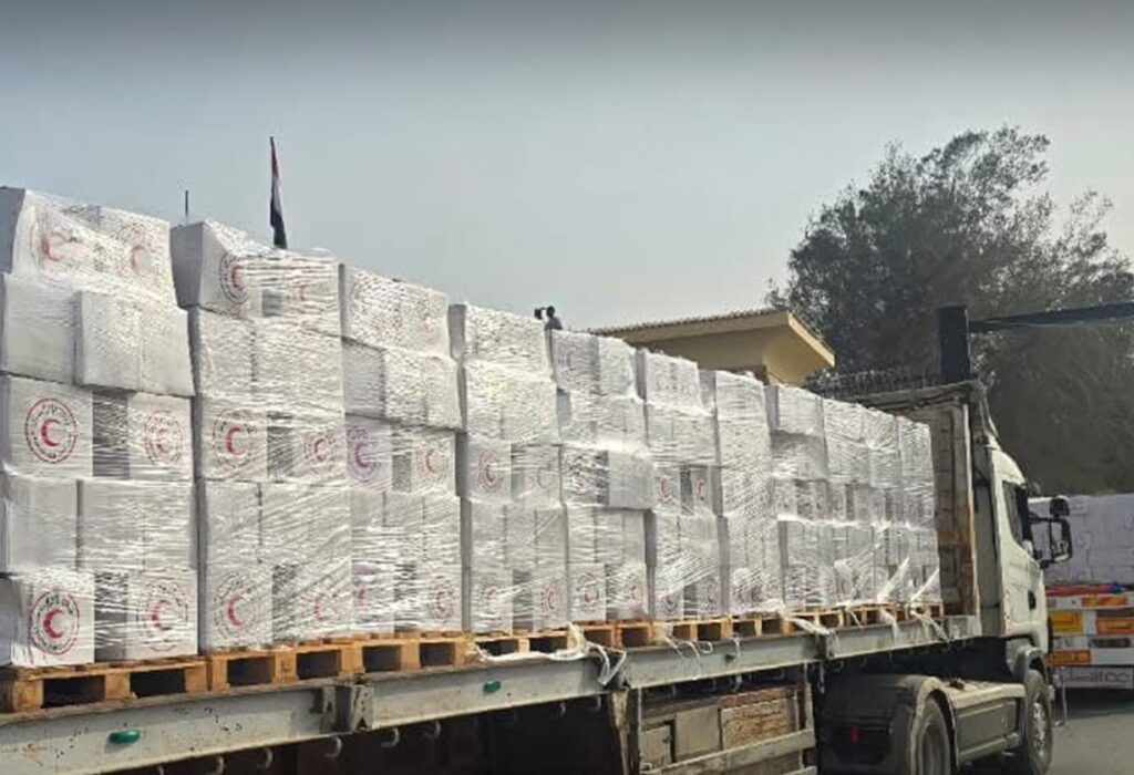 جانب من دخول الشاحنات من معبر رفح البري