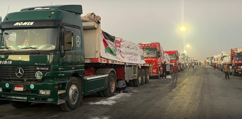 جانب من دخول شاحنات المساعدات من معبر رفح البري