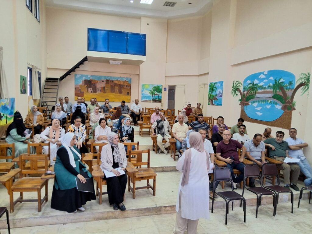 وكيل تعليم مطروح خلال لقائها مع المعلمين بقاعة مؤتمرات المديرية