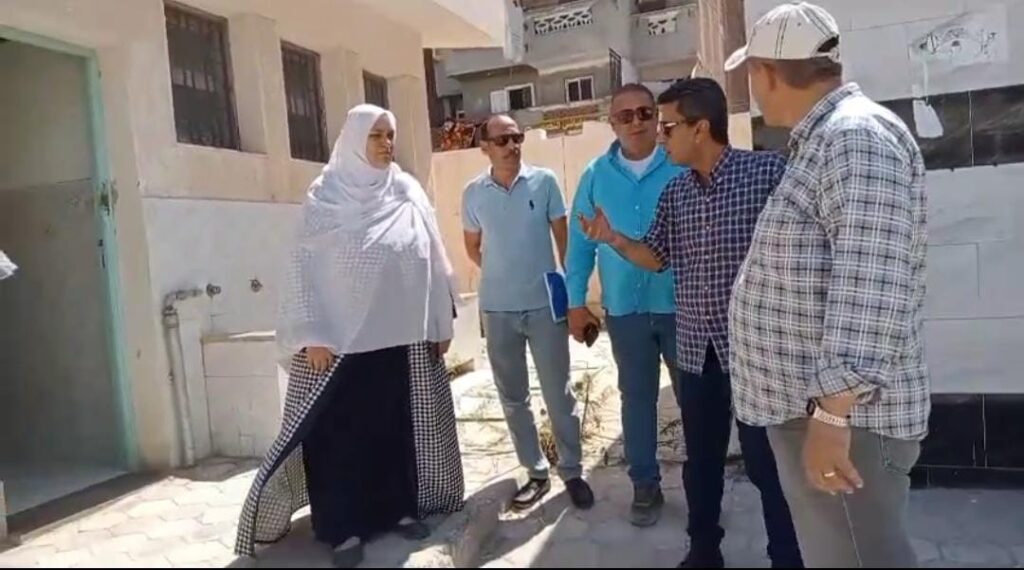 رئيس مدينة مرسى مطروح مع مسؤلي التعليم خلال مراجعة استعدادات المدارس