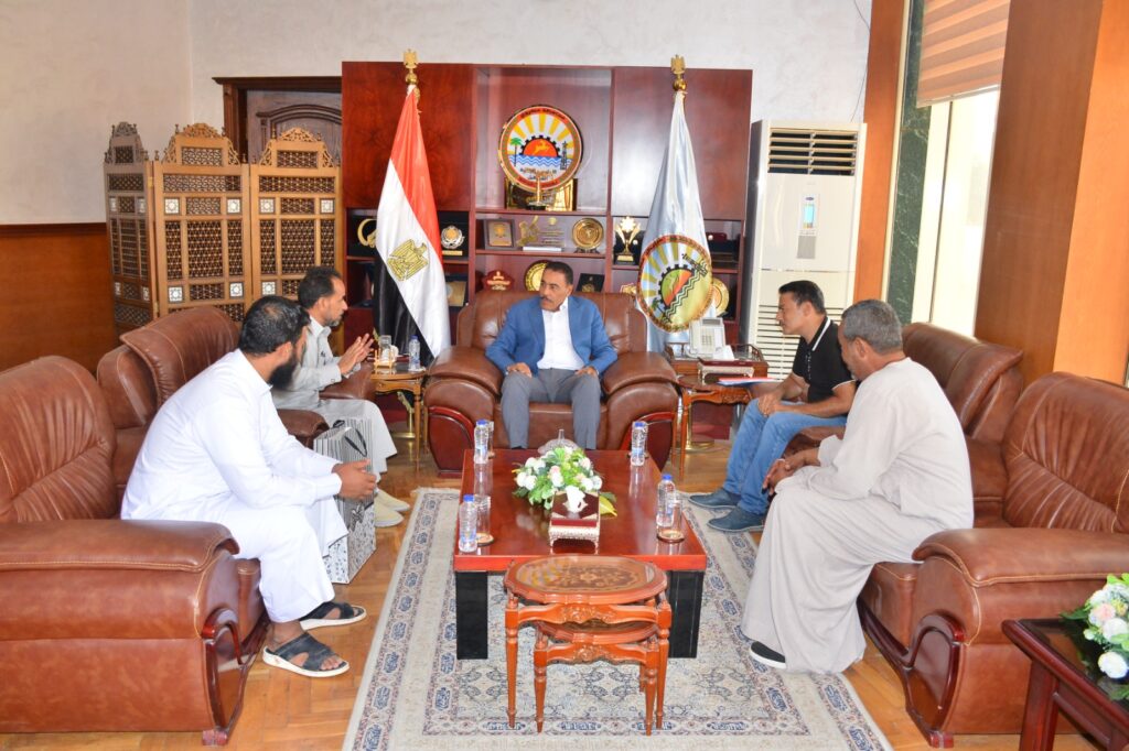 محافظ مطروح مع أهالى عزبة العجارمة
