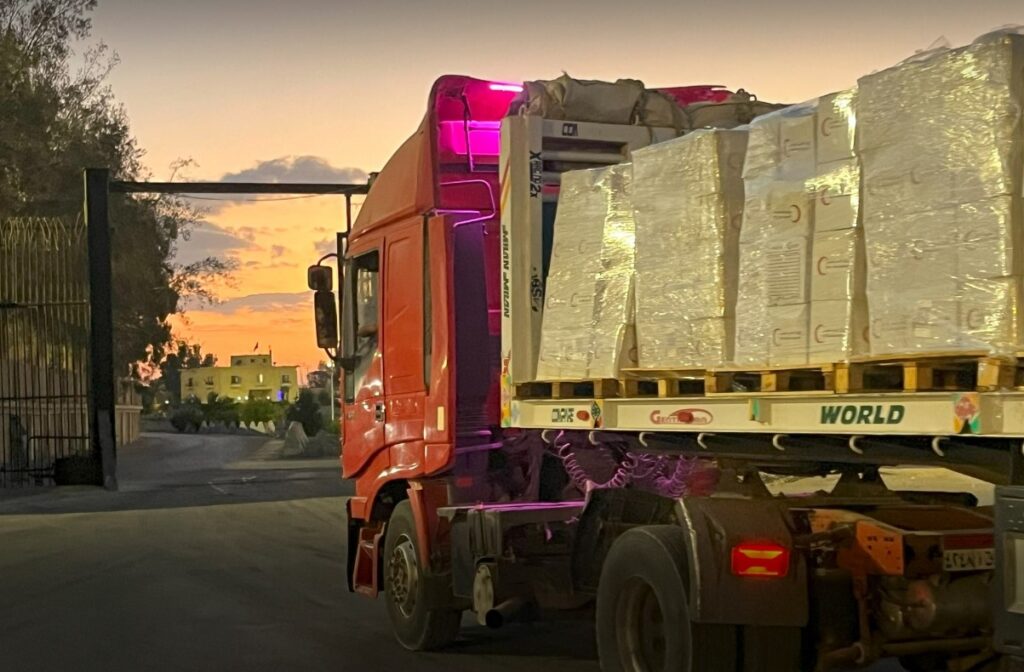 جانب من دخول المساعدات عبر معبر رفح البري