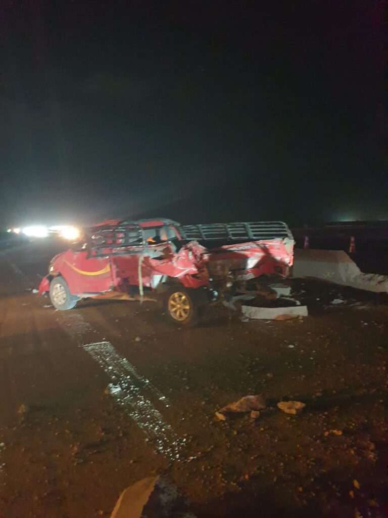 خلال إزالة التلفيات من طريق مطروح الإسكندرية الساحلي لإعادة فتحه من جانب رئاسة مجلس مدينة مطروح