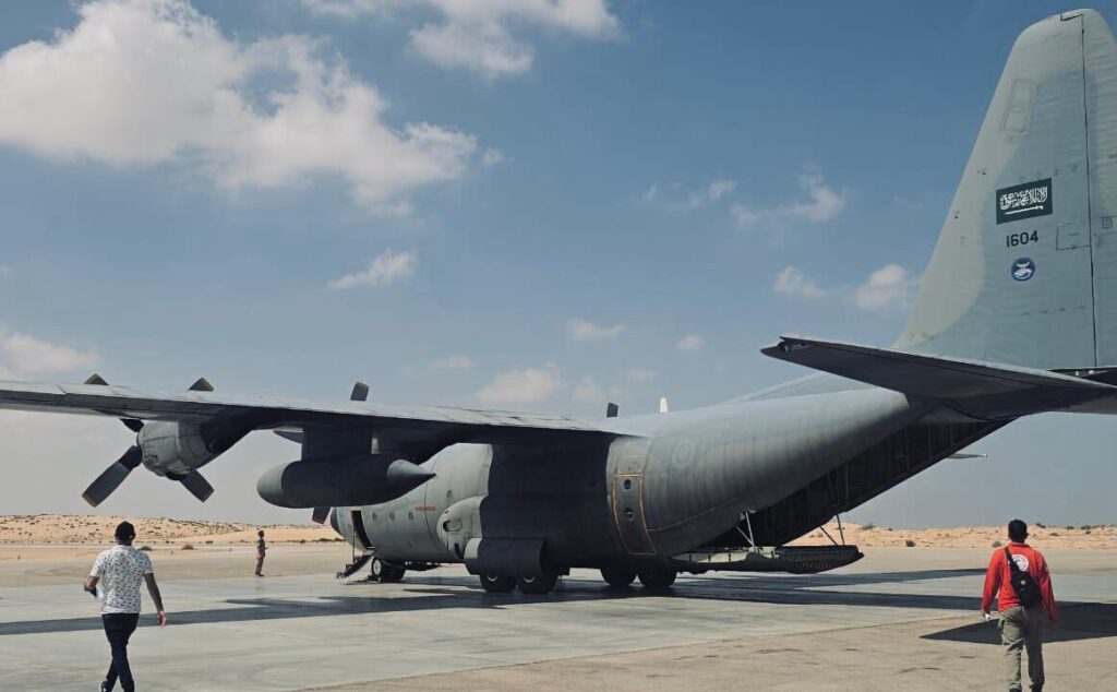 جانب من وصول الطائرة