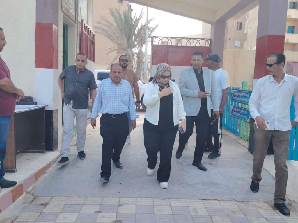 خلال متابعة وكيل وزارة التربية والتعليم اول أيام العام الدراسي بمدرسة السادات الإبتدائية