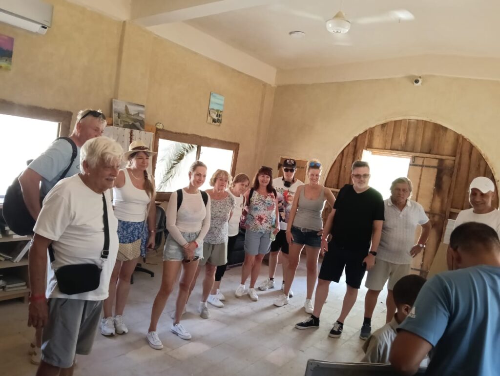 وفد سياحى من أوروبا خلال زيارته مكتبة سيوة العامة