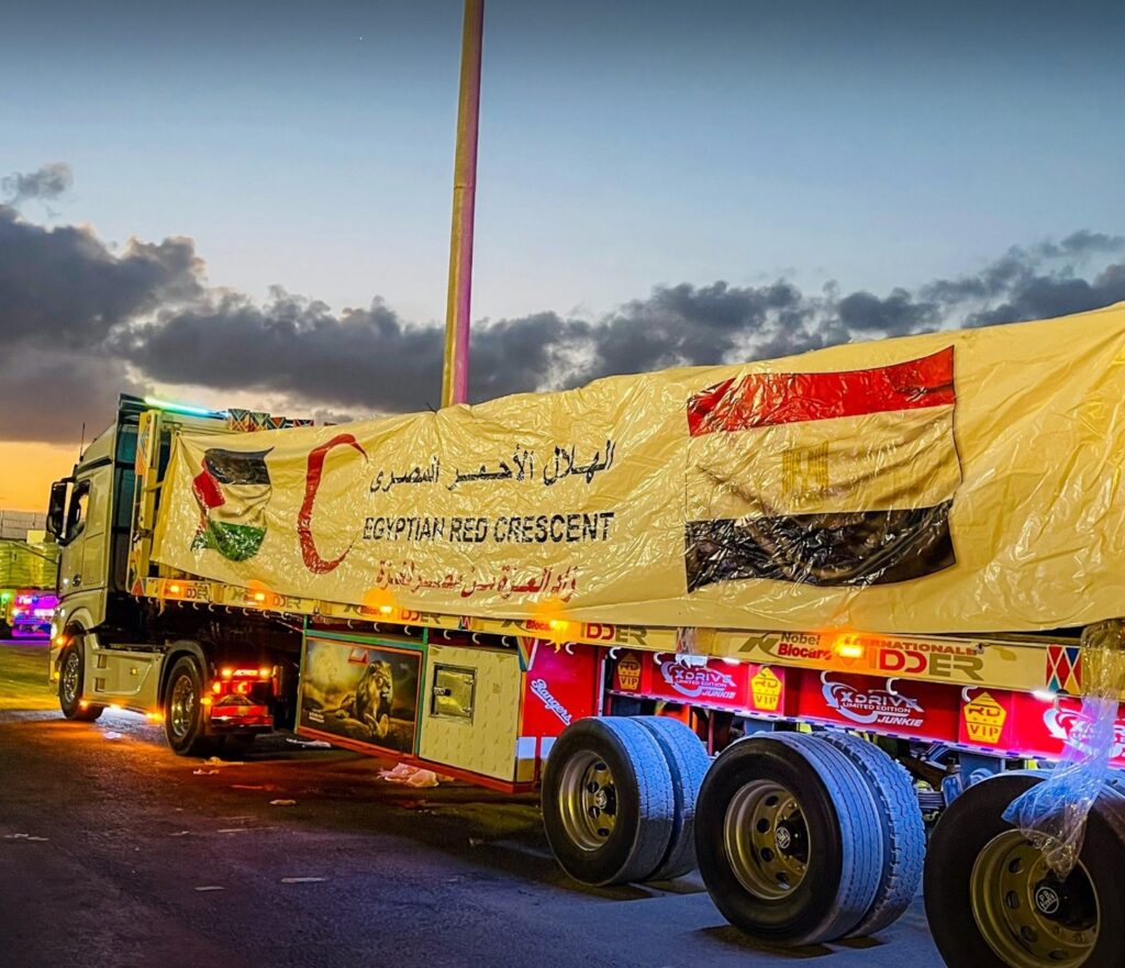 جانب من دخول المساعدات عبر بوابة معبر رفح البري